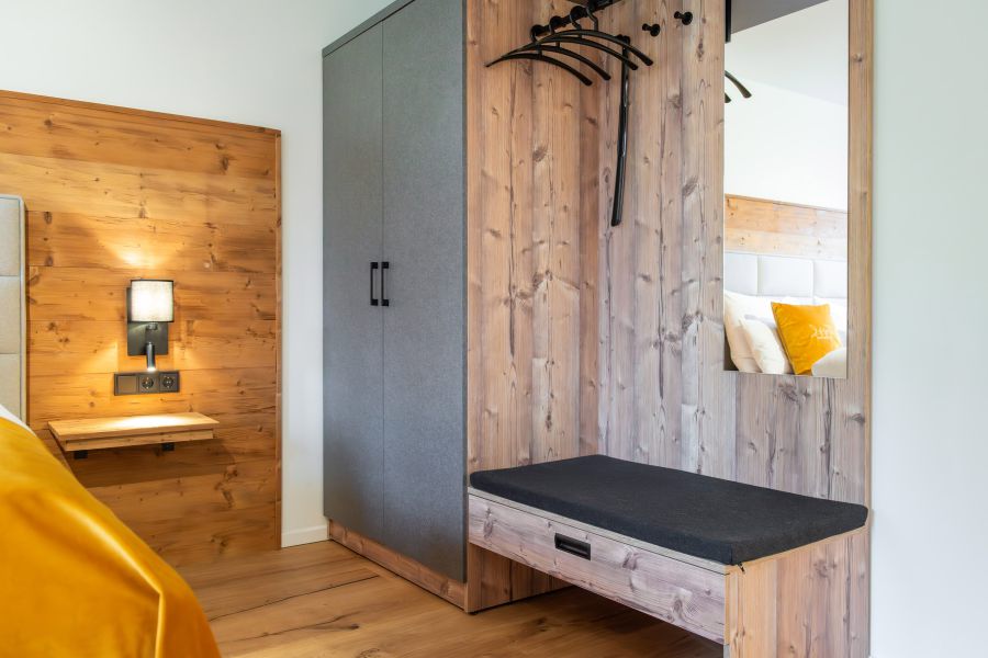 Gaderobe im Standard-Zimmer im Hotel Terofal in Schliersee