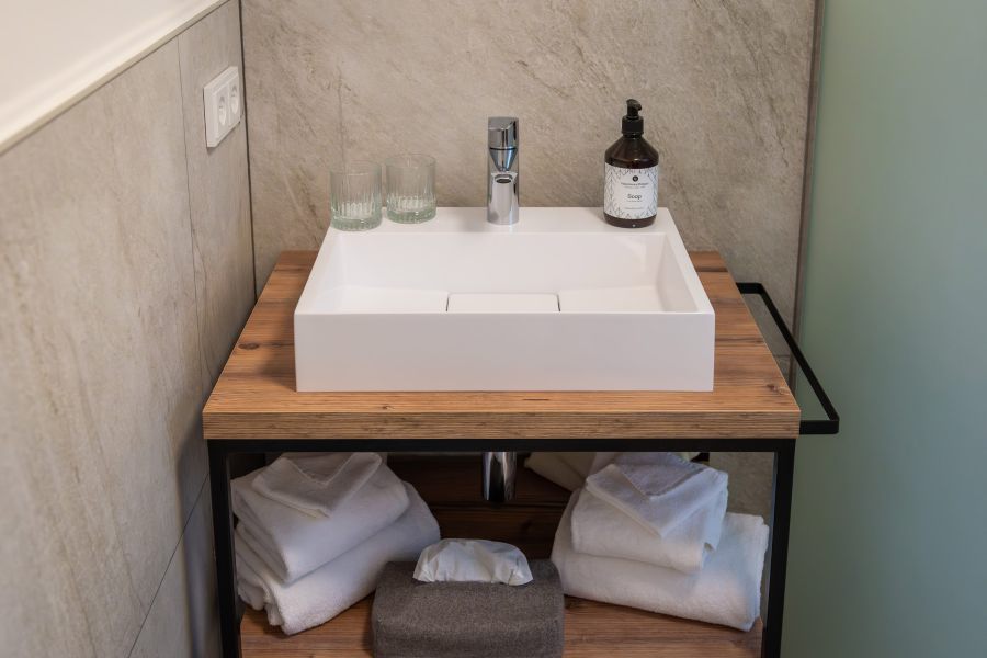 Bad mit Waschtisch im Standard-Plus-Zimmer im Hotel Terofal in Schliersee