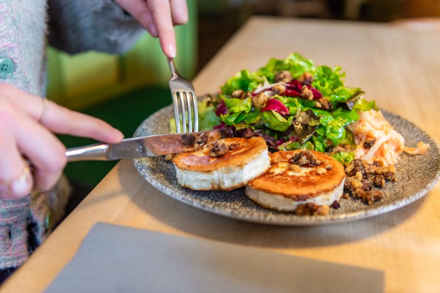 Ziegenkäse vom Grill mit Beilagensalat im Restaurant Xaver in Schliersee