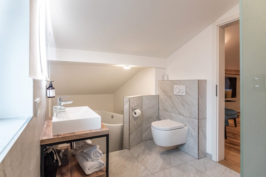 Bad mit Wanne und Waschtisch im Wellness-Zimmer im Hotel Terofal in Schliersee