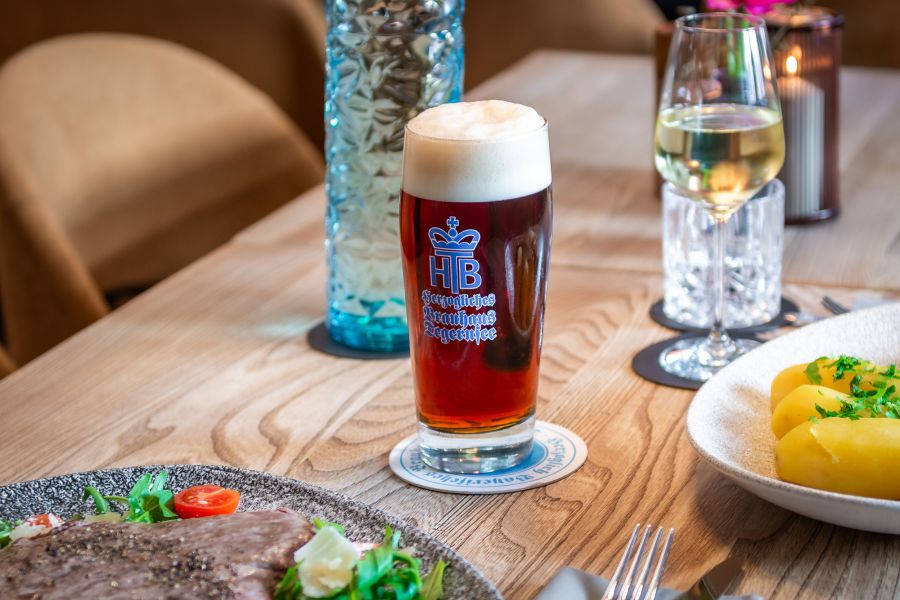 frisch gezapftes Dunkelbier zum Mittagessen im Restaurant Xaver in Schliersee