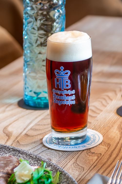 frisch gezapftes Dunkelbier im Restaurant Xaver in Schliersee