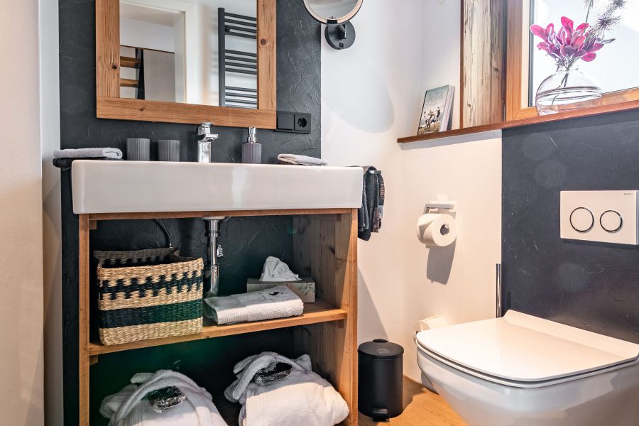 stilvoll eingerichtetes Badezimmer der Ferienwohnung Seppi in der Seeheimat Schliersee