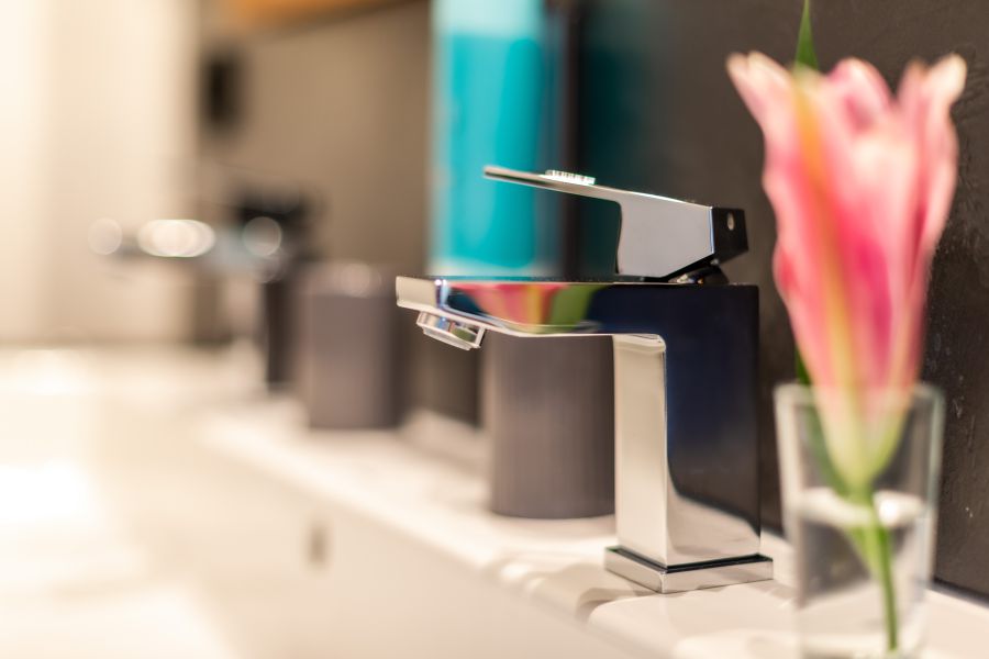 Detailaufnahme vom Doppelwaschbecken in der Ferienwohnung Liserl der Seeheimat in Schliersee