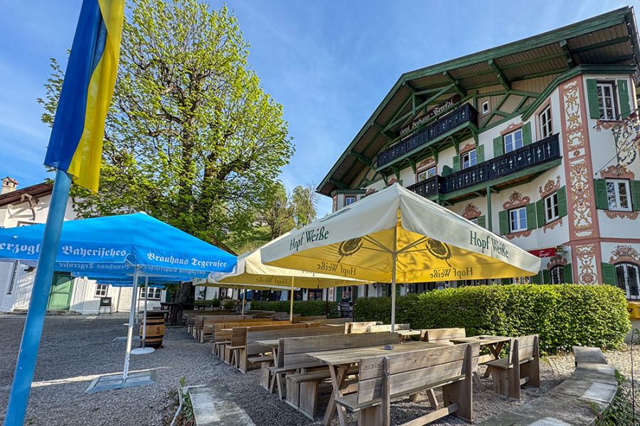 Biergarten des Restaurants Xaver in Schliersee mit großer Kastanie