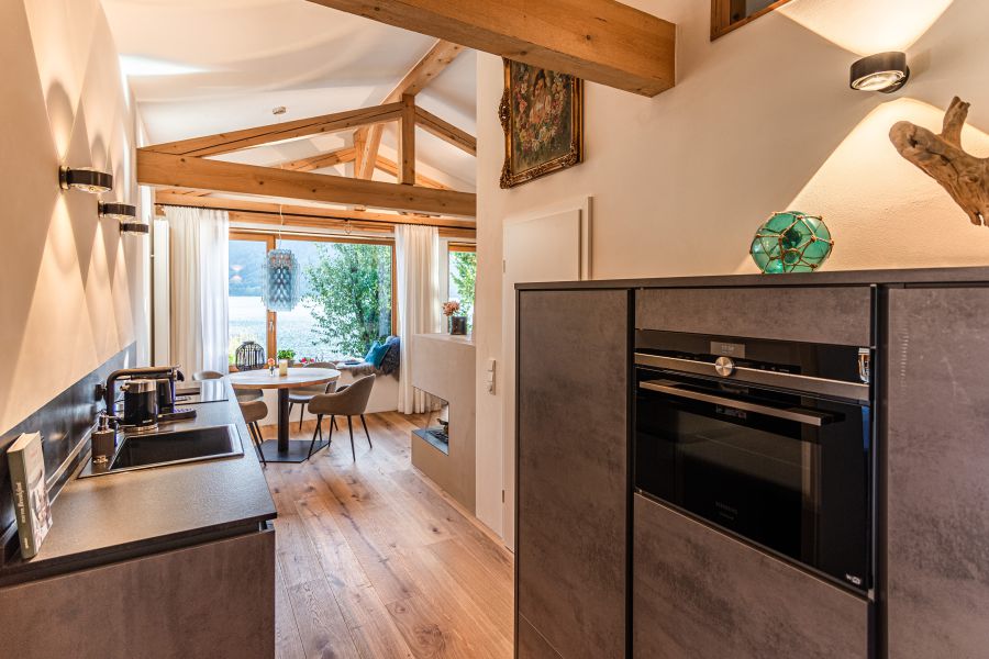 Küche und Essbereich mit Kamin der Ferienwohnung Liserl in der Seeheimat Schliersee