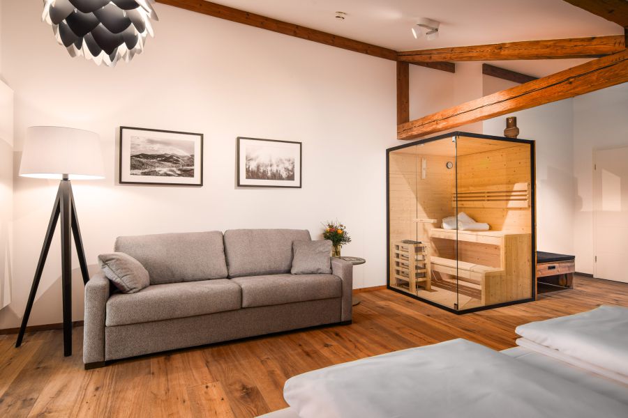 Sauna im Wellnesszimmer im Hotel Terofal in Schliersee, Blick ins Badezimmer