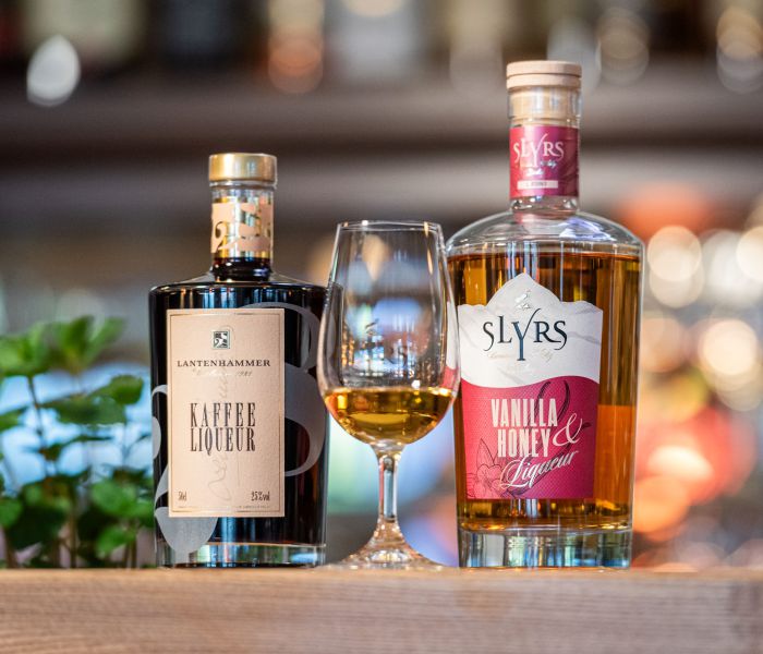 Zwei Flaschen der Destillerie Slyrs in der Bar Xaver in Schliersee