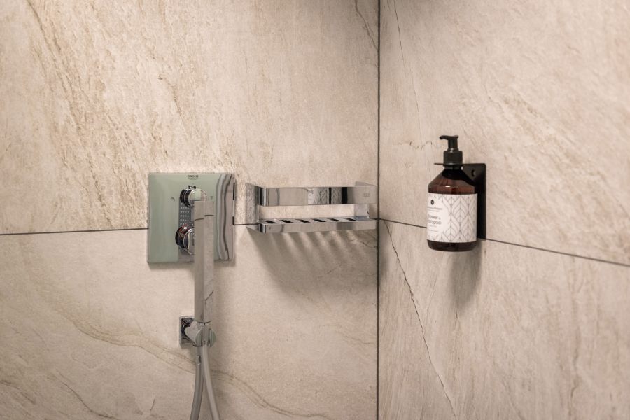 Dusche im Eco-Zimmer im Hotel Terofal in Schliersee