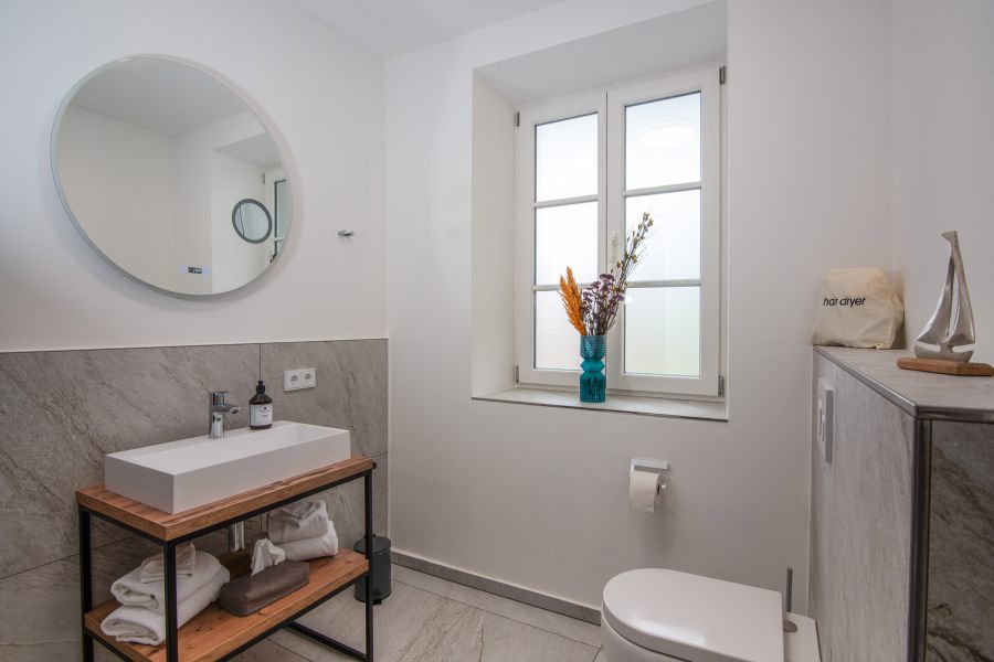 Bad mit Waschtisch und Fenster im Wellness-Zimmer im Hotel Terofal in Schliersee