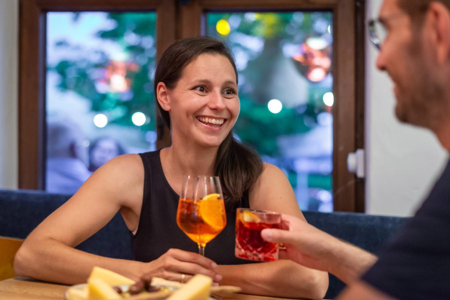 Gäste genießen Drinks in der Bar Xaver in Schliersee