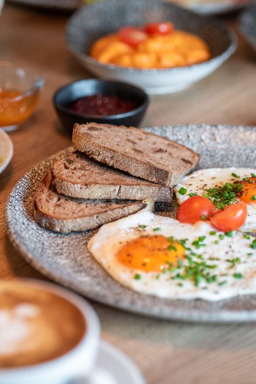 Frühstück mit Eierspeise im Hotel Terofal in Schliersee