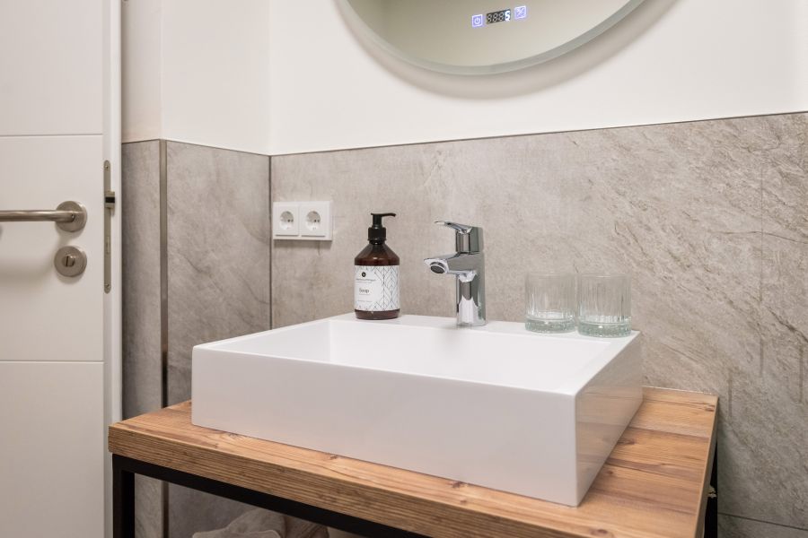 Bathroom with washbasin in the Standard room at Hotel Terofal in Schliersee