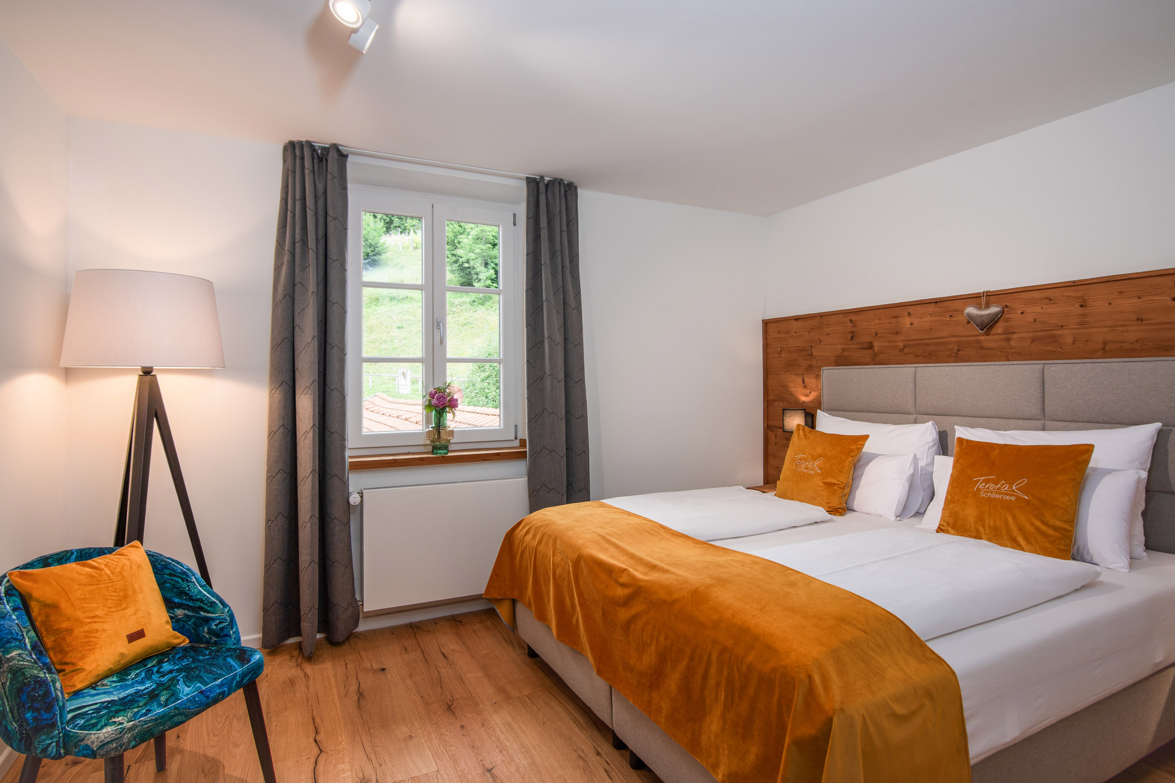 Bild des Eco-Zimmers im Hotel Terofal in Schliersee mit Doppelbett und Fenster mit Bergblick