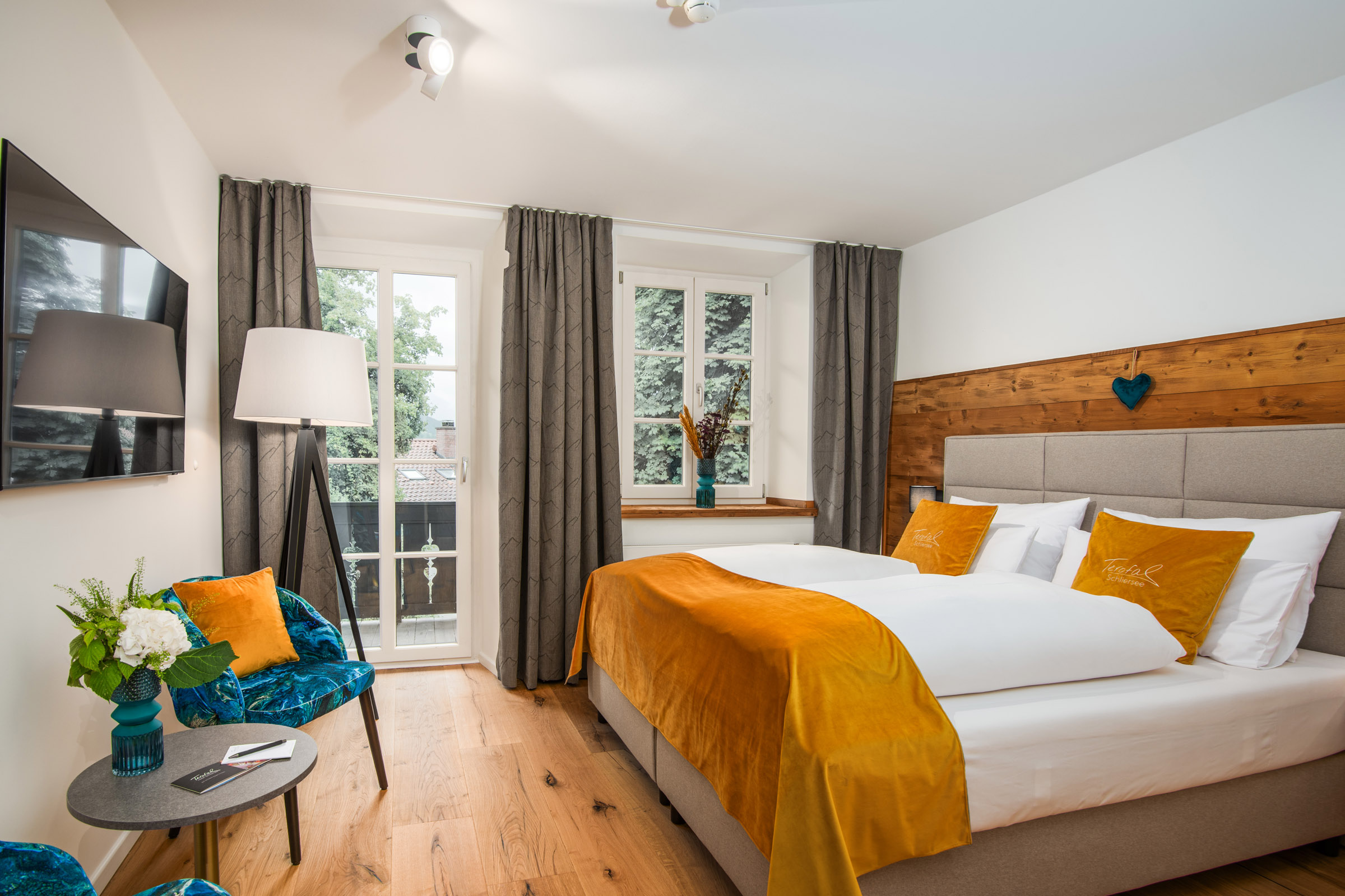 Bild des Standard-Plus-Zimmers im Hotel Terofal in Schliersee mit Doppelbett und Balkon mit Bergblick