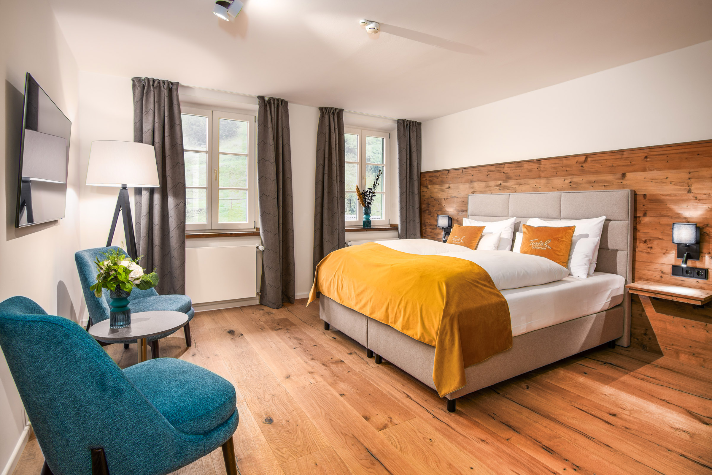 Bild des Standard-Zimmers im Hotel Terofal in Schliersee mit Doppelbett, Sesseln und Fenstern mit Bergblick