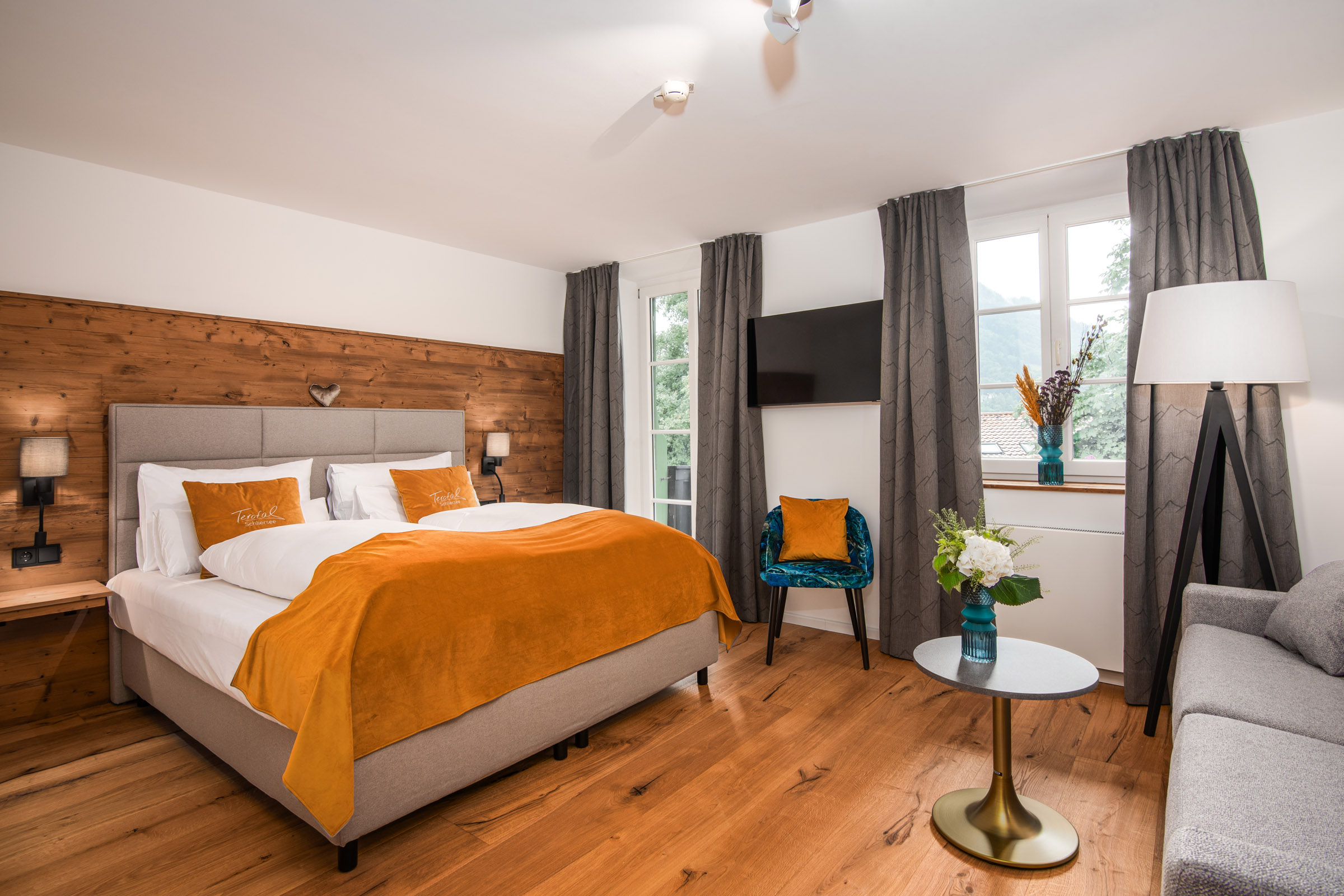 Bild des Superior-Zimmers im Hotel Terofal in Schliersee mit Doppelbett und Balkon mit Bergblick