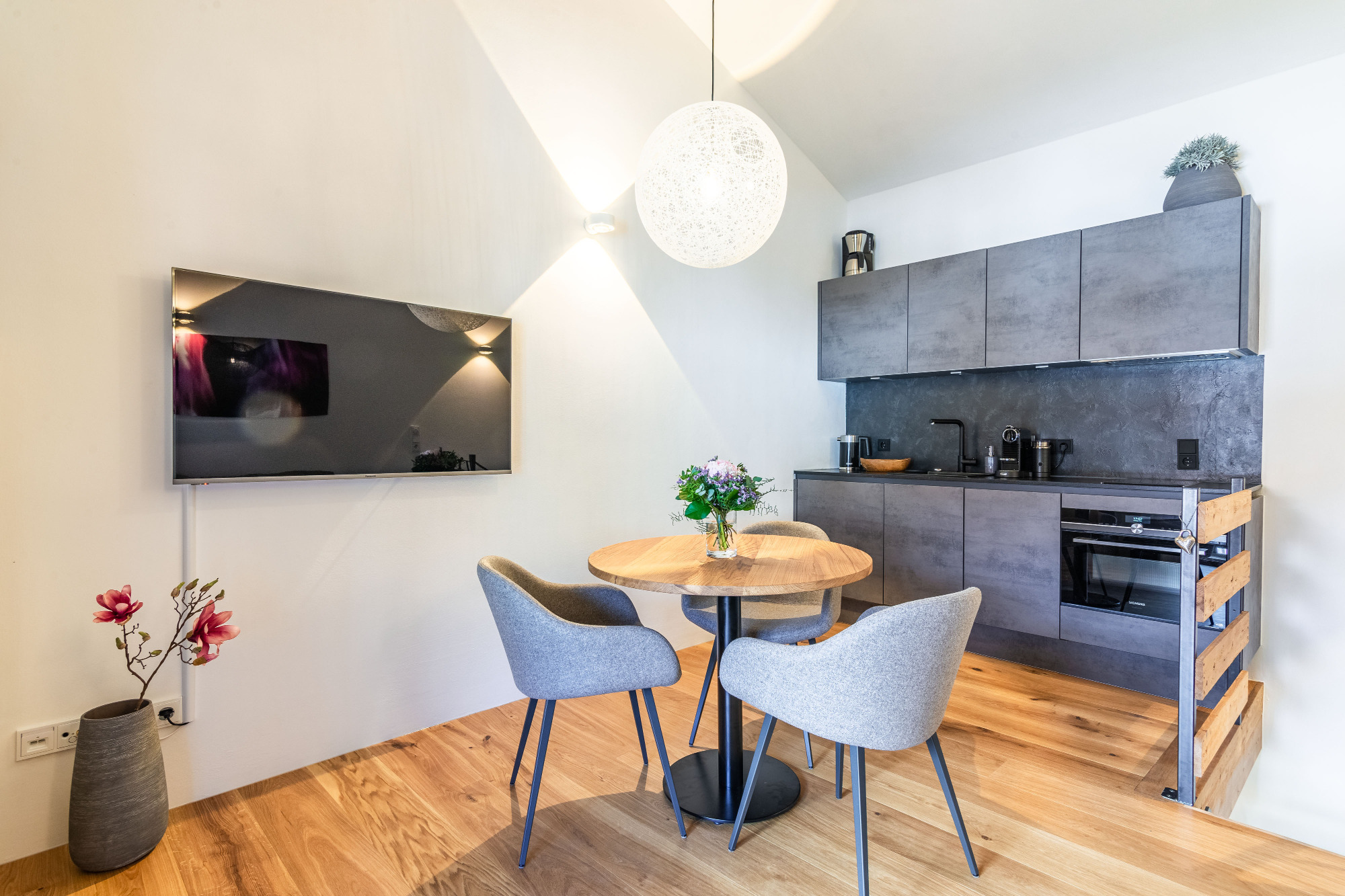 Obergeschoss mit Küche und Esstisch in der Ferienwohnung Leni in der Seeheimat Schliersee