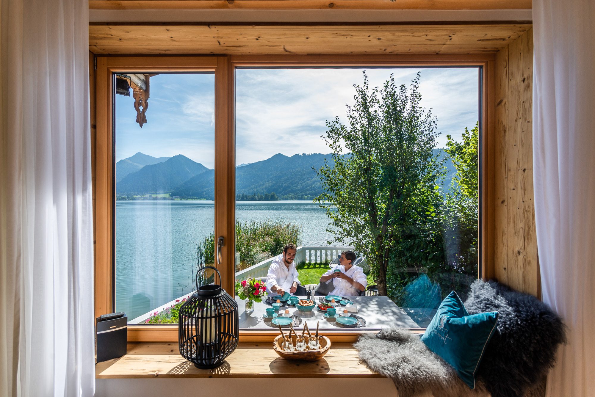 Blick aus dem Fester auf den Schliersee und die Berge in der Ferienwohnung Liserl in der Seeheimat in Schliersee