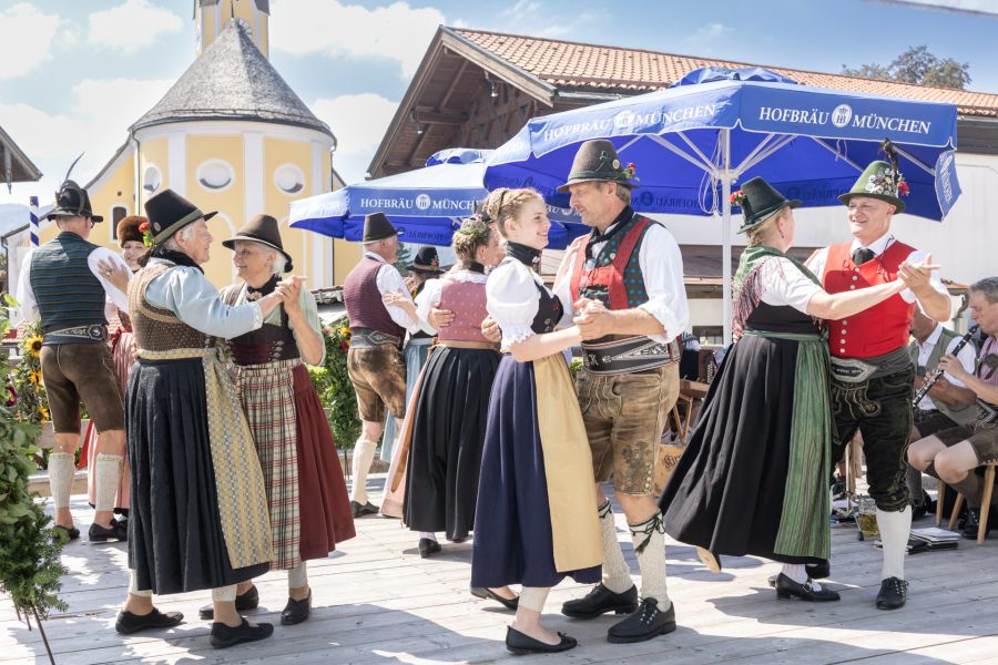 Trachtengruppe beim Tanz im Freien auf dem Alt-Schlierseer Kirchtag