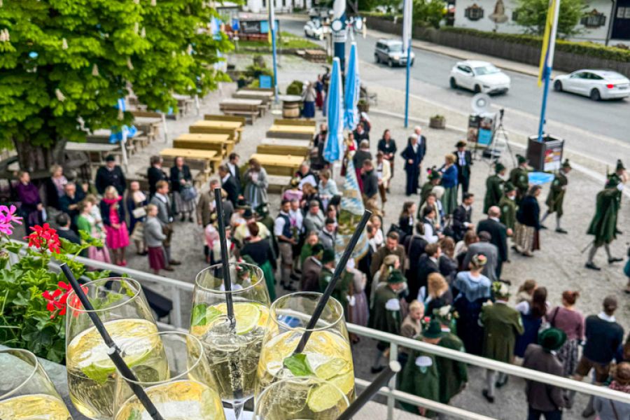 Aufblick vom Balkon im Bauerntheater Schliersee auf Hochzeitsgesellschaft mit Getränken im Vordergrund