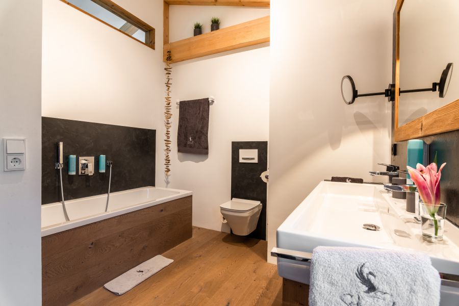 Bathroom with bathtub in the “Liserl” holiday apartment in Schliersee
