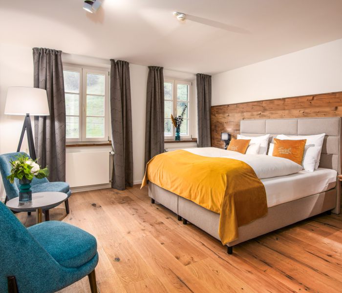 Bild des Standard-Zimmers im Hotel Terofal in Schliersee mit Doppelbett, Sesseln und Fenstern mit Bergblick