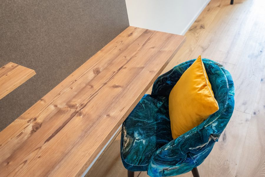 Schreibtisch mit Sessel im Deluxe-Zimmer im Hotel Terofal in Schliersee