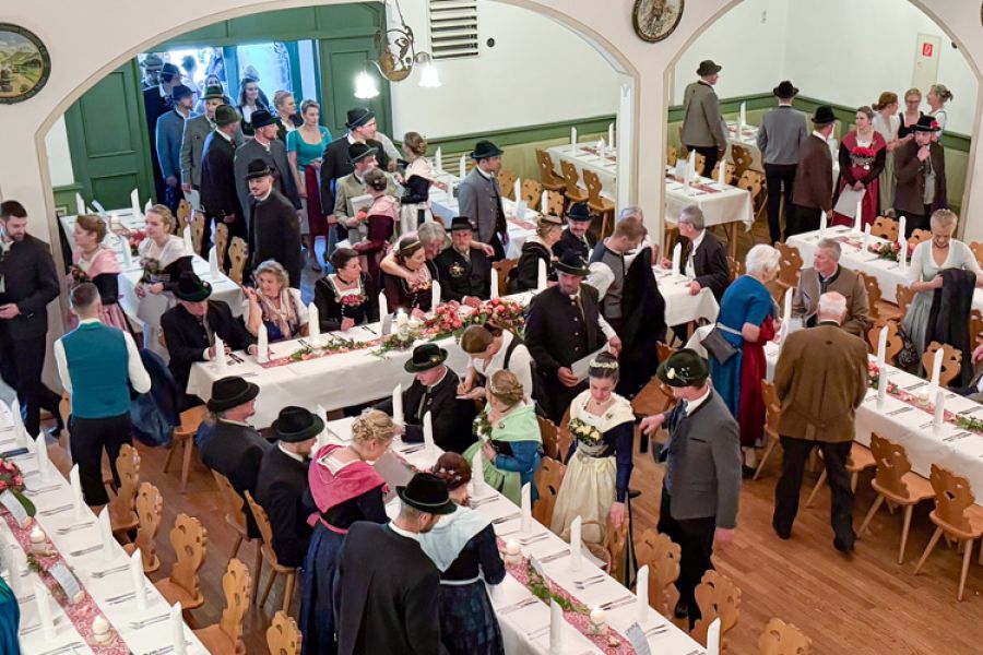Entrance of wedding guests into the Bauerntheater in Schliersee