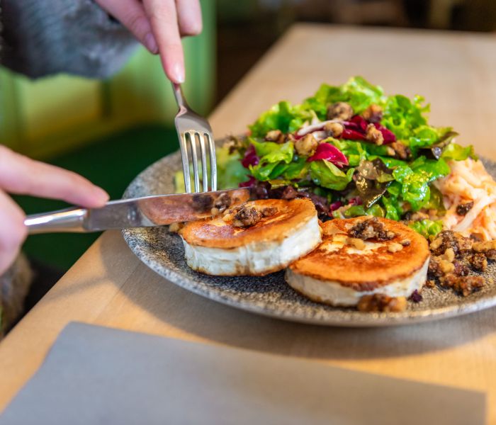 Ziegenkäse gegrillt mit Beilagensalat im Restaurant Xaver in Schliersee