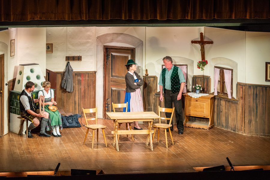Szene aus einem Theaterstück im Bauerntheater Schliersee