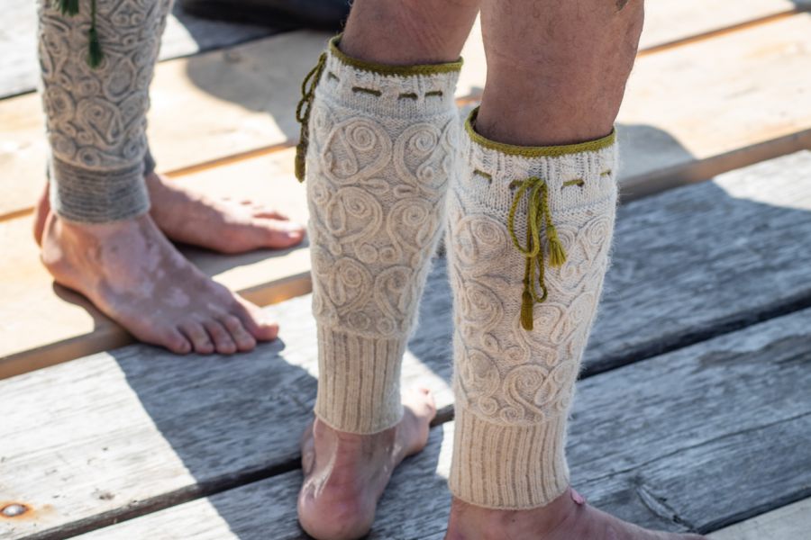 Detail bayerischer Tracht mit Wadenstrümpfen bei der Bootsüberfahrt