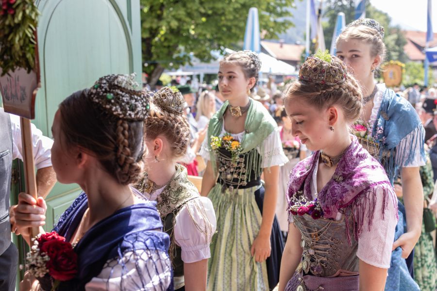 Junge Teilnehmerinnen in Dirndl beim Alt-Schlierseer Kirchtag
