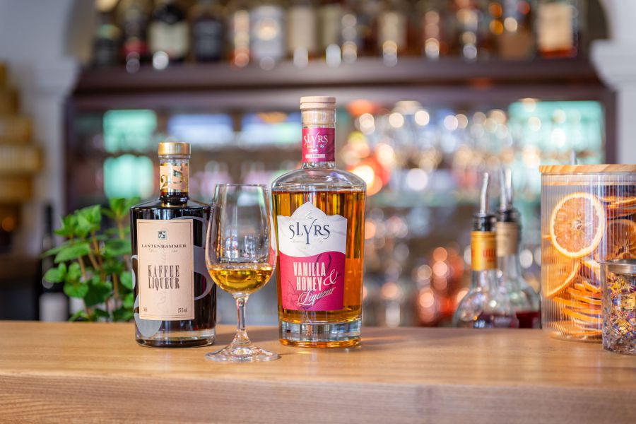 Auswahl von verschiedenen Likören und Whiskeys