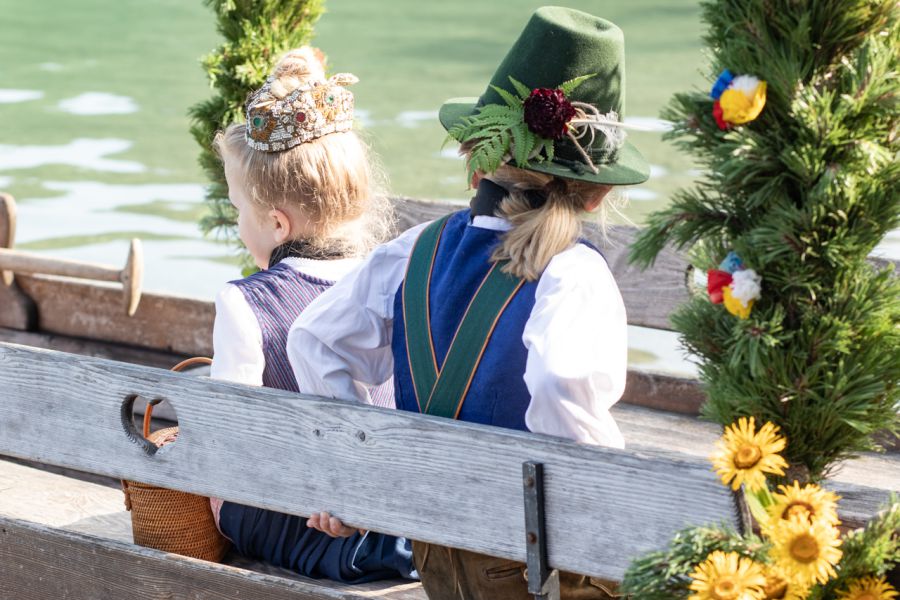 Junge Trachtenträger auf einer geschmückten Plätte am Schliersee