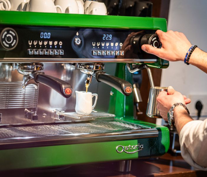 Zubereitung eines Kaffees an der Siebträgermaschine in der Bar Xaver in Schliersee