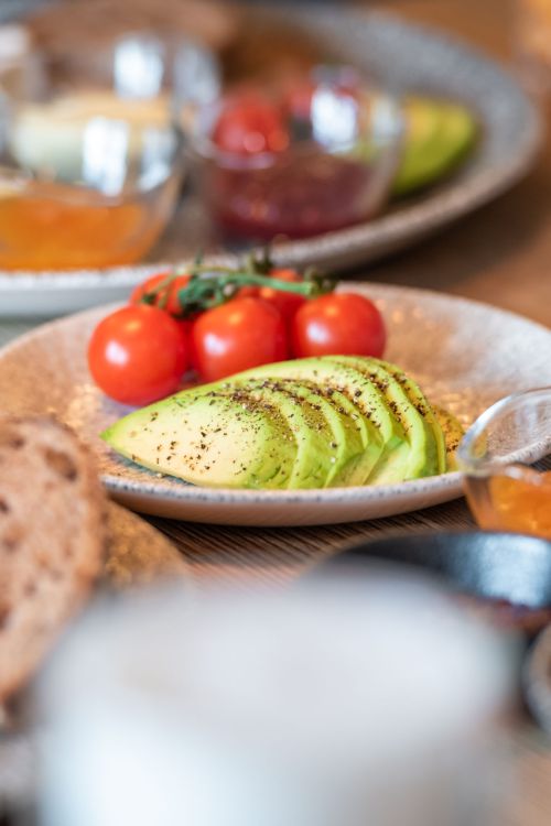 Frühstück mit aufgeschnittener Avocado im Hotel Terofal in Schliersee