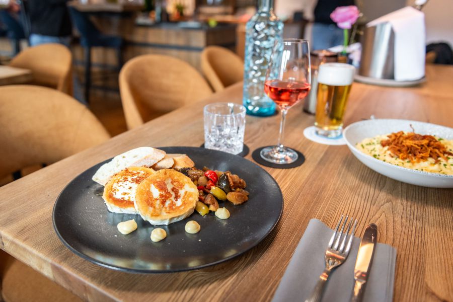 Grilled goat cheese with antipasti and baguette at Restaurant Xaver in Schliersee