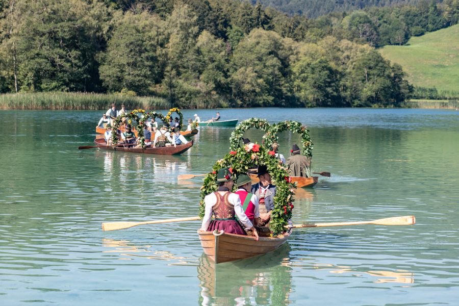 Geschmückte Plätten mit Trachtengruppen bei der Überfahrt über den Schliersee