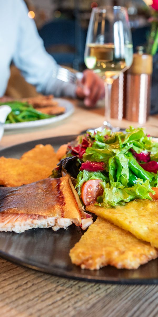 Abendessen im Restaurant Xaver in Schiersee, gebratener Fisch mit Kartoffelrösti, dazu frischer Beilagensalat