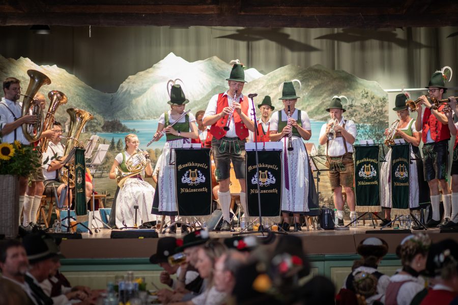 Blaskapelle auf der Bühne beim Kirta-Fest im Schlierseer Bauerntheater