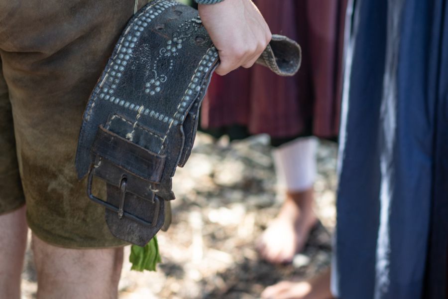 Detail einer Lederhose mit traditionellem Schmuck beim Schlierseer Kirchtag