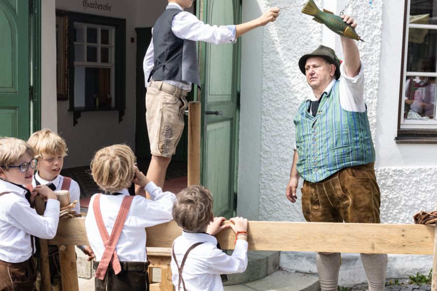 Traditioneller Kirchtagsbrauch vor einem Haus in Schliersee