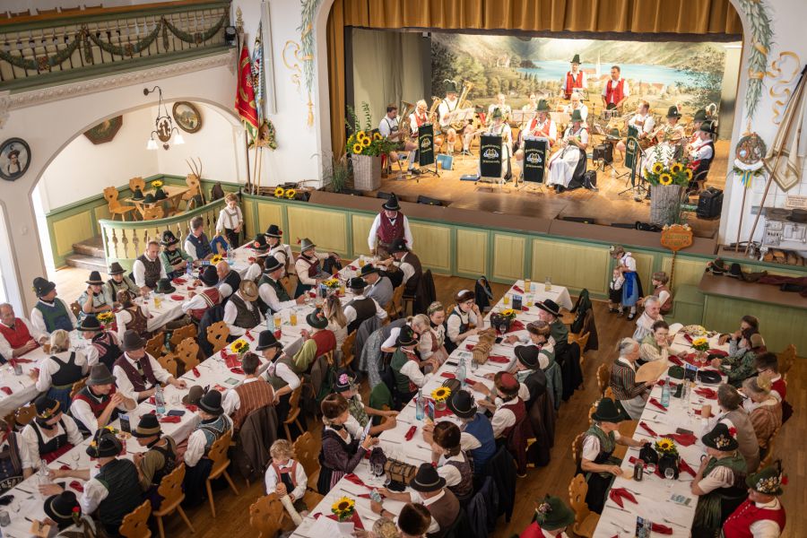 Festsaal mit Gästen und Musik beim Kirta-Fest im Schlierseer Bauerntheater