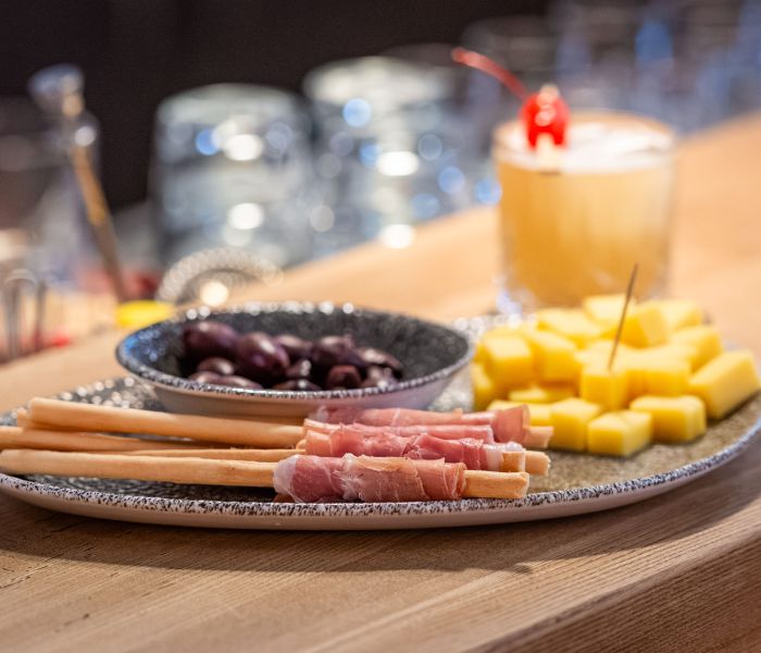 Fingerfoodplatte mit Oliven, Käsewürfel und Grissini in der Bar Xaver in Schliersee