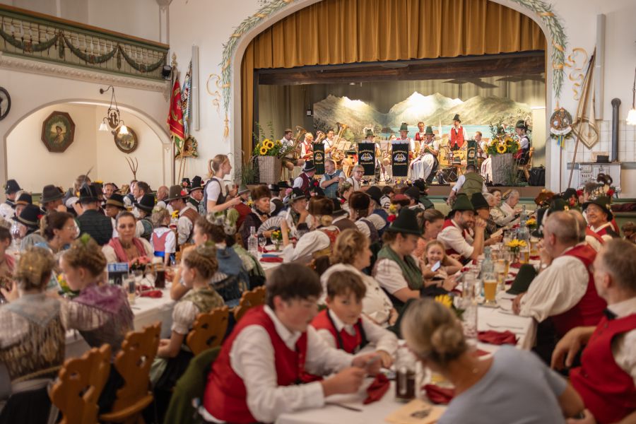 Gut besuchtes Kirta-Fest mit Musik im Schlierseer Bauerntheater