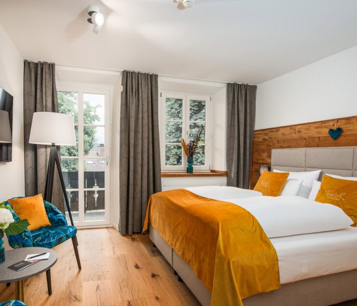 Bild des Standard-Plus-Zimmers im Hotel Terofal in Schliersee mit Doppelbett und Balkon mit Bergblick