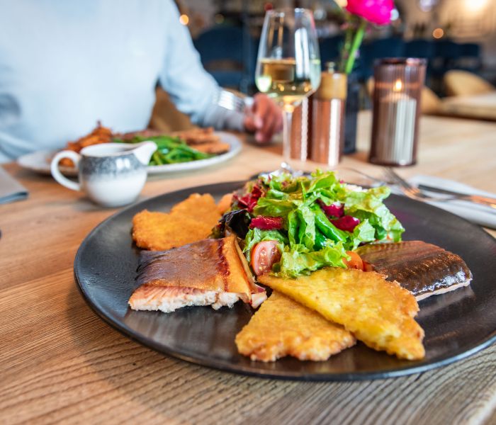 Gebratener Fisch mit Kartoffelrösti im Restaurant Xaver in Schliersee