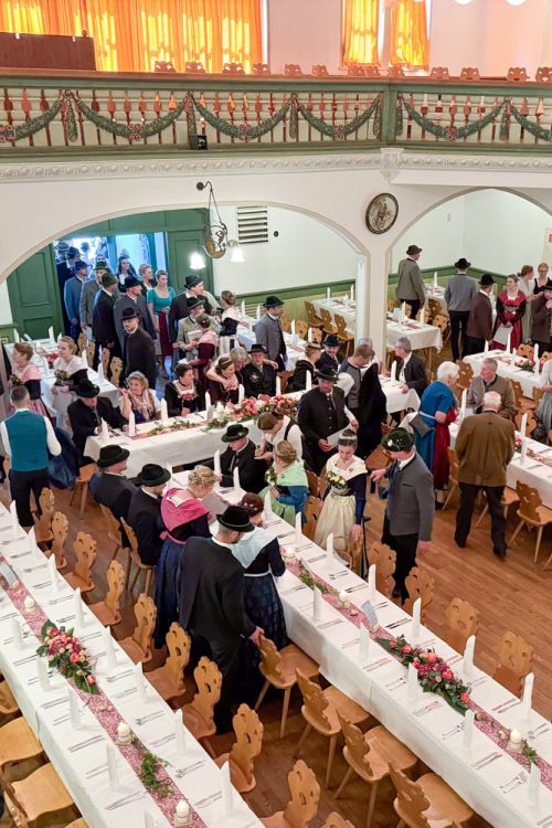 Admission of guests into the Bauerntheater in Schliersee
