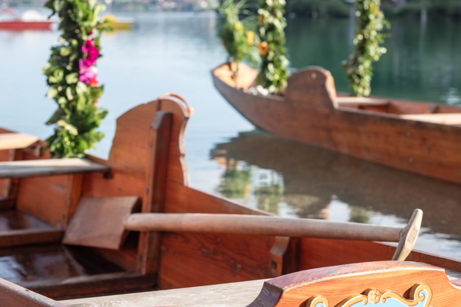 Blumengeschmückter Sitzplatz auf einer historischen Plätte am Schliersee